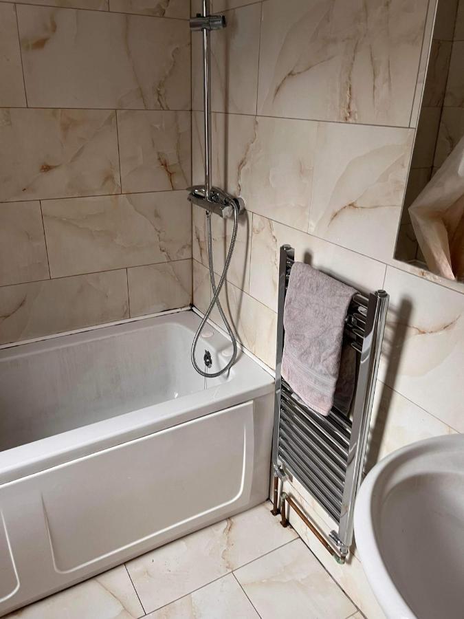 شقة Luton Town House Near Airport المظهر الخارجي الصورة