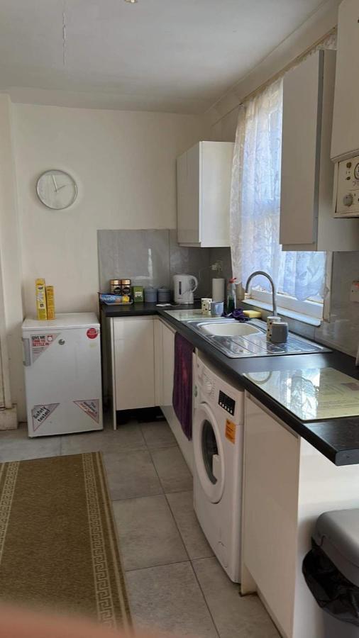 شقة Luton Town House Near Airport المظهر الخارجي الصورة