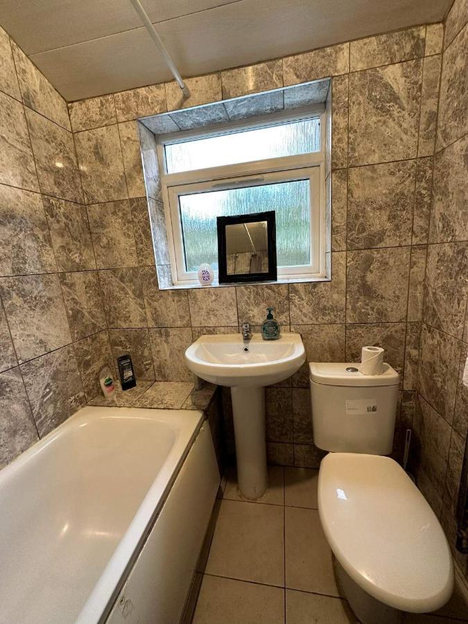 شقة Luton Town House Near Airport المظهر الخارجي الصورة